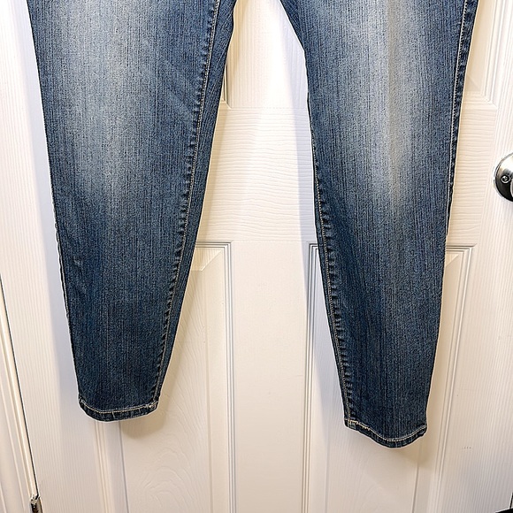 Don’t miss OUT 👀! NWT - fresh pair of skinny 👖 anyone? These are premium ultra - Picture 12 of 16